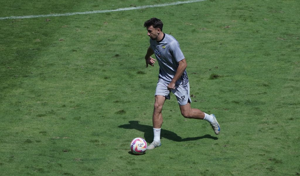 Gelandang bertahan PERSIB, Mateo Kocijan berlatih di Stadion Gelora Bandung Lautan Api, Senin, 14 April 2025. (PERSIB.co.id/Sutanto Nurhadi Permana)

