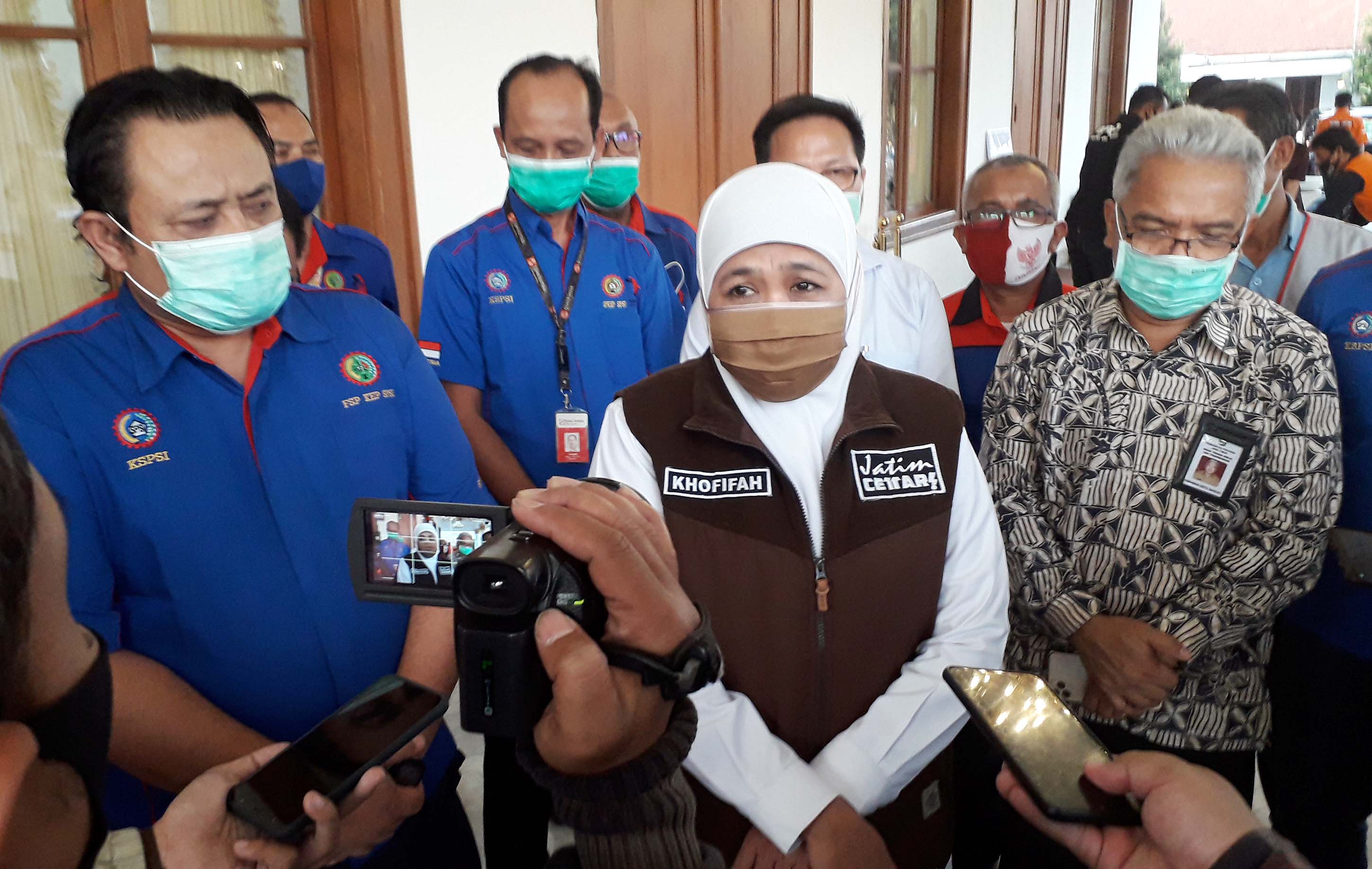 Gubernur Jawa Timur Khofifah Indar Parawansa memberikan keterangan pers seusai menerima bantuan dari Tjiwi Kimia di Gedung Negara Grahadi Surabaya. FOTO: OM PRASS