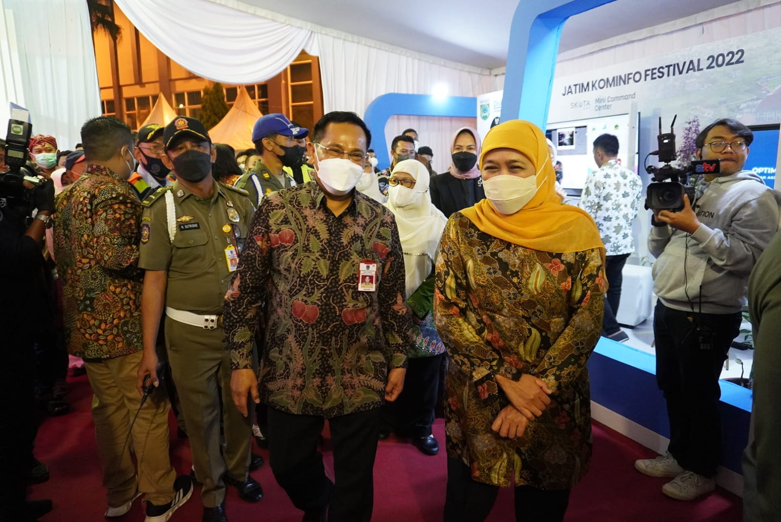 Kepala Dinas Komunikasi dan Informatika Provinsi Jawa Timur, Hudiyono mendampingi Gubernur Jawa Timur, Khofifah Indar Parawansa dalam acara pembukaan Jatim Kominfo Festival (JKF) 2022, Senin malam (25/7/2022) di Balai Kota Among Tani, Kota Batu. 