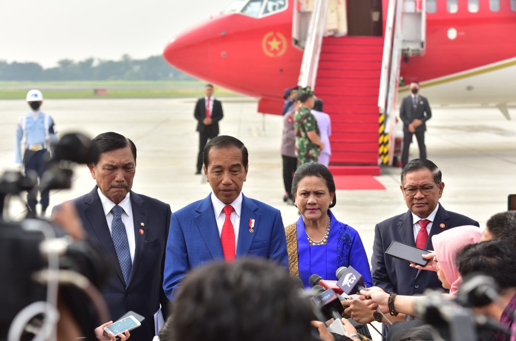 Presiden Jokowi didampingi Ibu Iriana dan Menko Marinves Luhut Binsar Pandjaitan dan Seskab Pramono Anung memberikan keterangan pers, di Pangkalan TNI AU Halim Perdanakusuma, Jakarta, Jumat (19/05/2023). (Foto: Humas Setkab/Jay)

