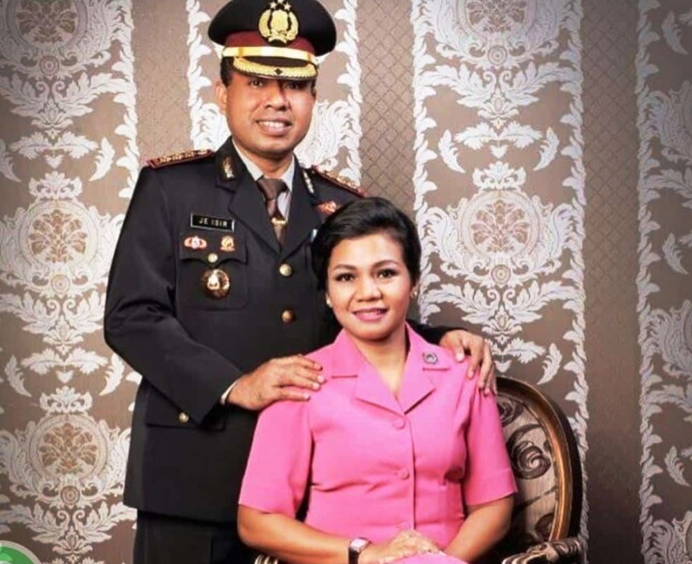 Kombes. Pol. Jhonny Edison Isir, S.I.K., M.T.C.P.  dan istri. IST