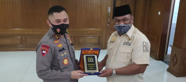 Anggota Komisi III DPR RI Rahmat Muhajirin (kanan) saat bertemu dengan Kapolda Jatim Irjen Pol M Fadil Imran di Surabaya, Jumat (28/8/2020).