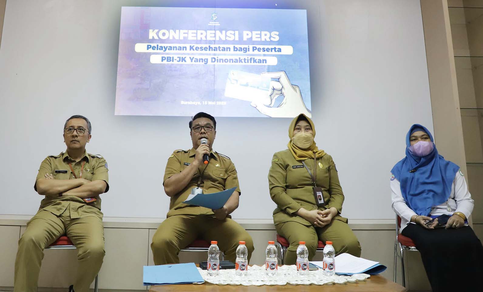 konferensi pers di Kantor Dinas Komunikasi dan Informatika (Dinkominfo) Surabaya, Senin (15/5/2023). 

