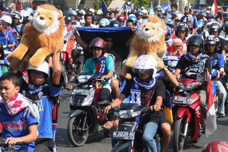 Konvoi Aremania pada saat memperingati perayaan ulang tahun Arema FC pada 2018. (ANTARA FOTO/Ari Bowo Sucipto)