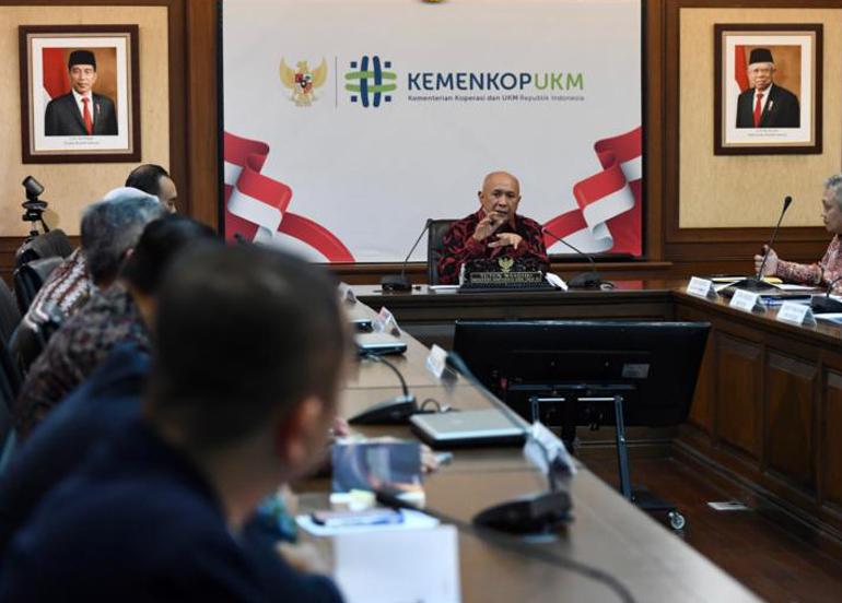 MenKopUKM Teten Masduki saat memimpin rapat koordinasi pembahasan skema penghapusan kredit macet UMKM, dengan Perwakilan Kemenko Perekonomian, Bank Indonesia, OJK, dan Bank Himbara di Jakarta, Rabu (29/03).