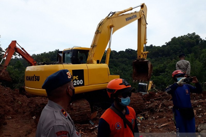 Petugas mencari korban tanah longsor di Desa/Kecamatan Ngetos, Kabupaten Nganjuk, Jawa Timur. (FOTO ANTARA/ Ach)

