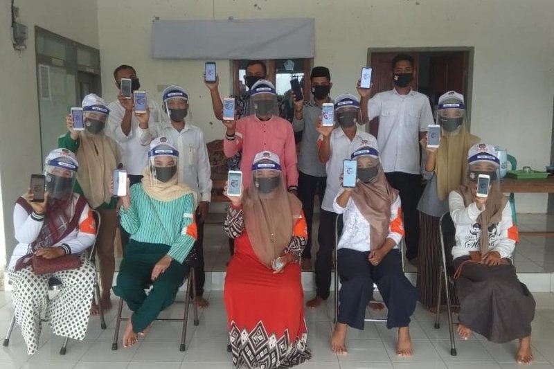 Anggota KPU Gresik beserta jajarannya saat mempromosikan aplikasi KPU di Kabupaten Gresik, Selasa (21/7/2020) (ANTARA /A Malik Ibrahim)

