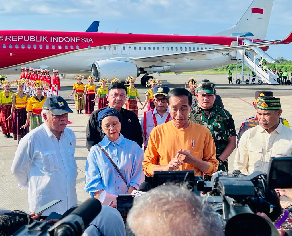 Presiden Jokowi memberikan keterangan pers usai mengikuti simulasi penyambutan pemimpin ASEAN di Labuan Bajo, Minggu (07/05/2023). (Foto: BPMI Setpres)
