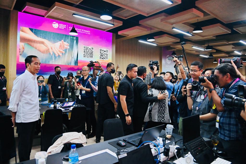 Presiden Joko Widodo meninjau langsung pusat media atau media center Konferensi Tingkat Tinggi (KTT) ke-42 ASEAN di Hotel Bintang Flores, Labuan Bajo, Kabupaten Manggarai Barat, Provinsi Nusa Tenggara Timur (NTT) pada Selasa, 9 Mei 2023. Foto: BPMI Setpre