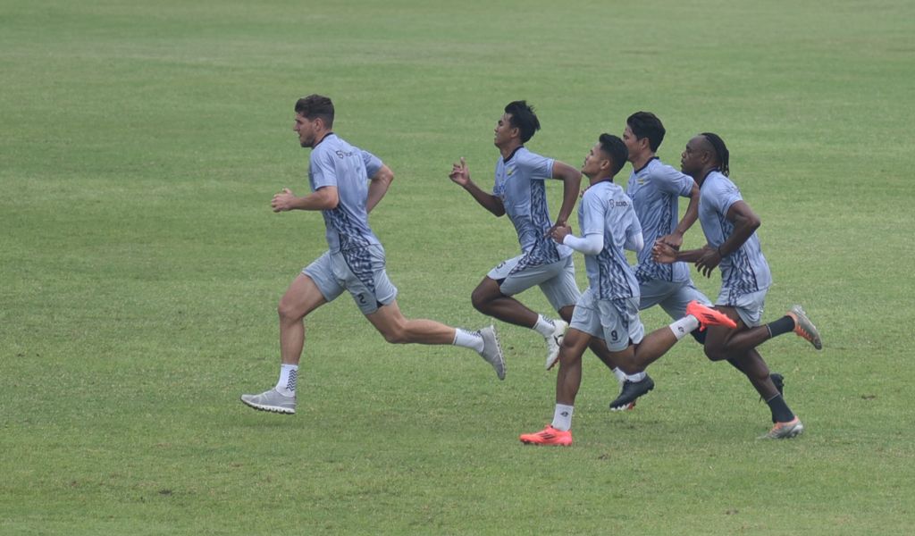 Pemain PERSIB berlatih di SPOrT Jabar, Arcamanik, Kota Bandung, Kamis, 14 November 2024. (PERSIB.co.id/Sutanto Nurhadi Permana)