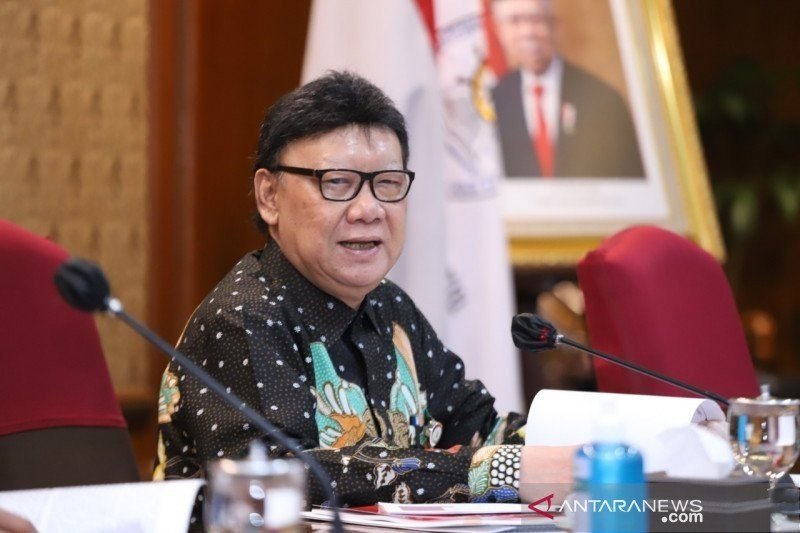Politikus Partai Demokrasi Indonesia (PDI) Perjuangan Tjahjo Kumolo menanggapi tudingan pendiri Partai Ummat Amien Rais terkait skenario amendemen Undang-undang Dasar 1945 soal masa jabatan presiden tiga periode. (ANTARA/HO-Kementerian PAN RB/am.)

