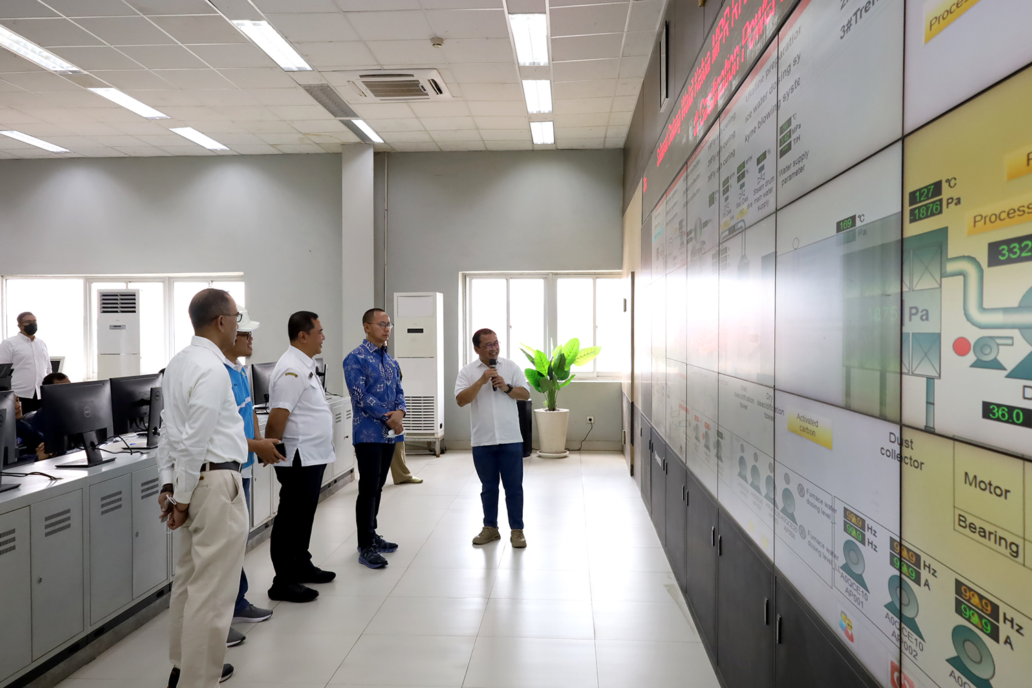 Wakil Ketua Majelis Permusyawaratan Rakyat Republik Indonesia (MPR RI) Eddy Soeparno melakukan kunjungan ke Pembangkit Listrik Tenaga Sampah (PLTSa) Benowo, Surabaya, pada Rabu (19/3/2025). 