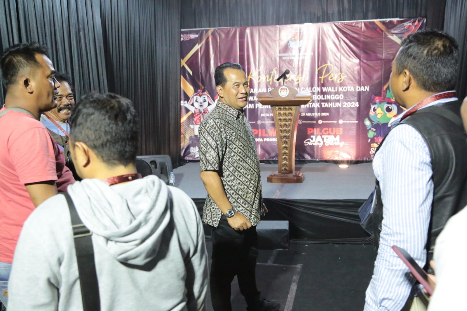 Pj Wali Kota Probolinggo, Nurkholis, memantau secara langsung proses pendaftaran terakhir calon kepala daerah di KPU Kota Probolinggo pada Kamis (29/8) malam