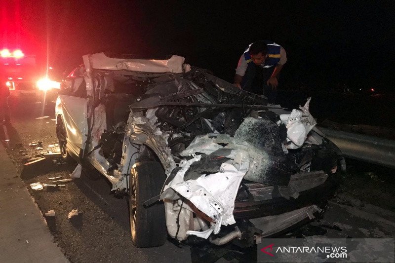 Seorang petugas saat menangani sebuah kendaraan yang terlibat kecelakaan lalu lintas beruntun di Jalan Tol Solo-Semarang tepatnya jalur A Kilometer 485 Desa Mojolegi Kecamatan Teras Kabupaten Boyolali, Jawa Tengah, Selasa (8/9/2020). (ANTARA/HO istimewa)