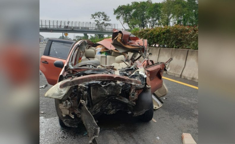 Diduga Ngantuk, Tabrak Truk di Tol, Dua Tewas dan Tiga Luka-luka