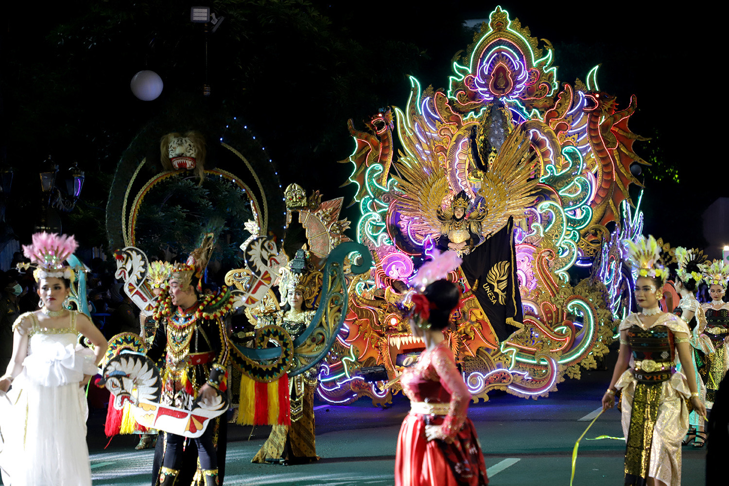 Pertama kalinya dalam menyambut HJKS ke-730 Pemkot Surabaya menggelar Light Parade atau Parade Lampu, Sabtu (27/5/2023) malam.