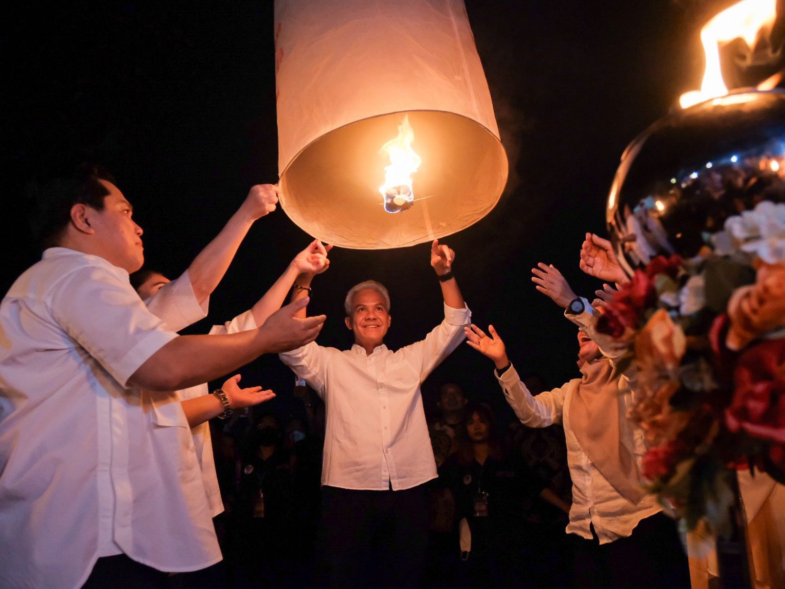 Momen Ganjar Terbangkan Lampion Waisak Bareng Erick Thohir di Borobudur