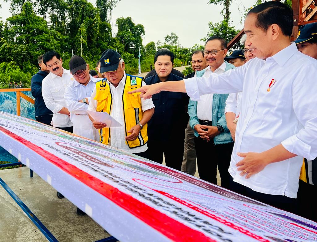 Presiden Jokowi meninjau Kawasan 1B, IKN, Kabupaten Penajam Paser Utara, Kalimantan Timur, pada Jumat (24/02/2023). (Foto: BPMI Setpres/Laily Rachev)



