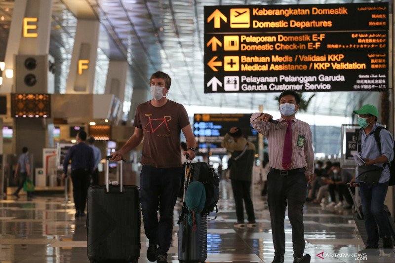 Seorang warga negara asing (WNA) berjalan di Terminal 3 Bandara Internasional Soekarno-Hatta, Tangerang, Banten, Rabu (13/1/2021). ANTARA FOTO/Fauzan/wsj. (ANTARA FOTO/FAUZAN)

