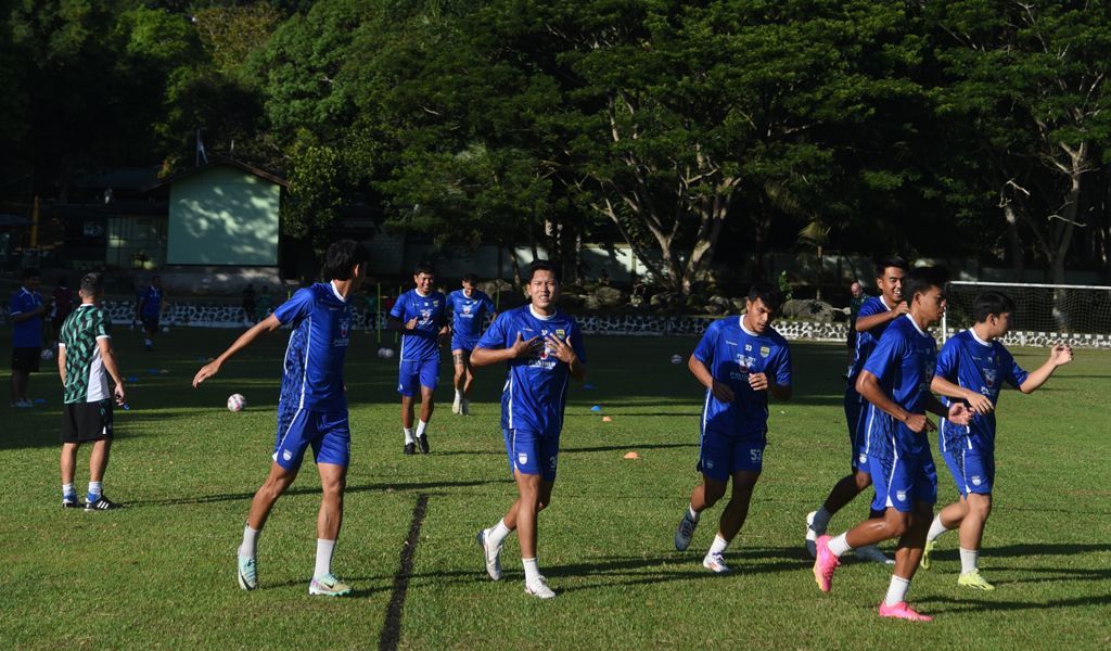 Para pemain PERSIB berlatih di Lapangan Yonif 751, Sentani, Jayapura, Kamis, 9 Januari 2025. (PERSIB.co.id/Sutanto Nurhadi Permana)