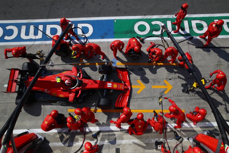 Pebalap tim Ferrari Charles Leclerc menjalani Grand Prix Italia, di Sirkuit Monza. (6/9/2020) Pool via Reuters/Mark Thompson

