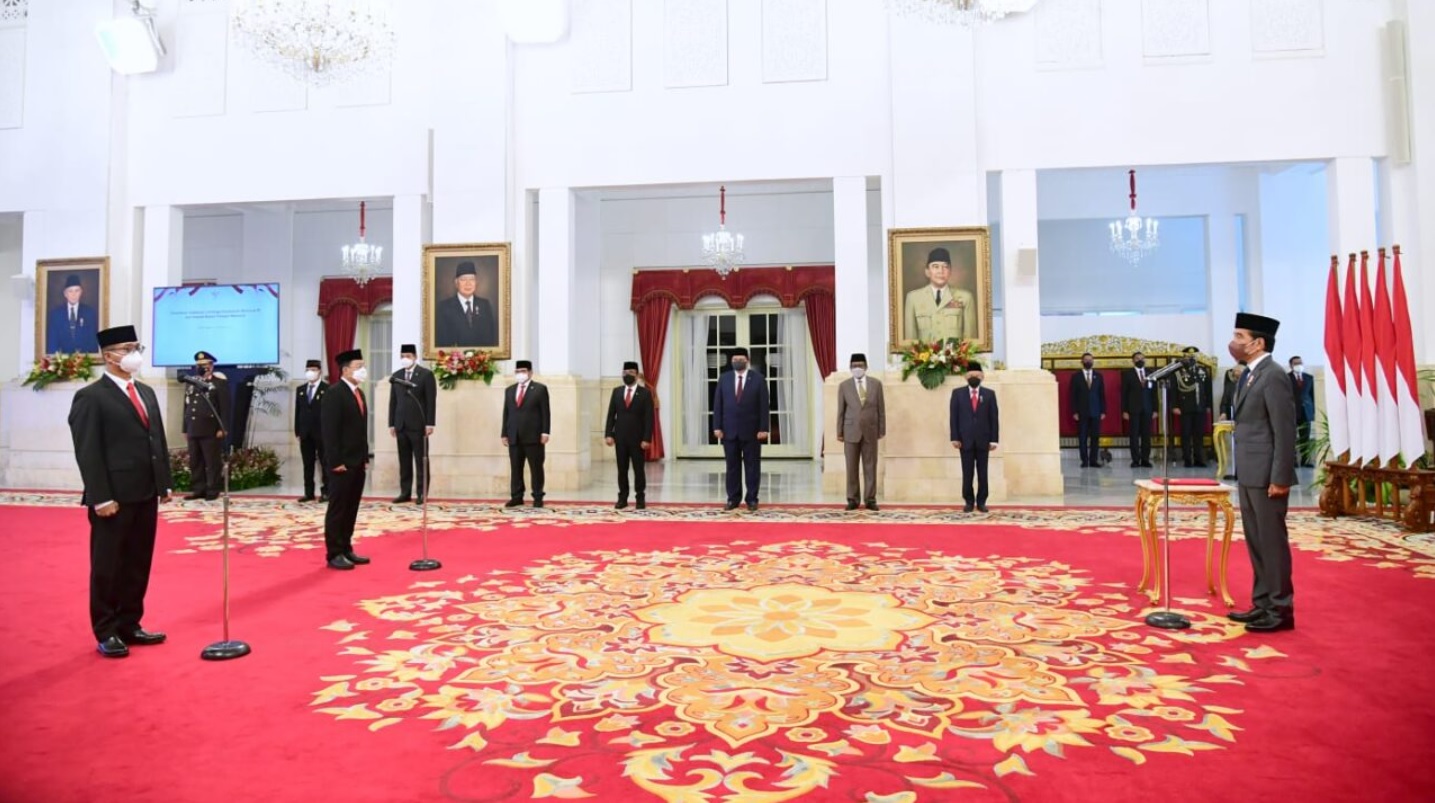 Presiden Joko Widodo melantik Gubernur Lembaga Ketahanan Nasional (Lemhannas) Republik Indonesia dan Kepala Badan Pangan Nasional di Istana Negara, Jakarta, pada Senin, 21 Februari 2022.