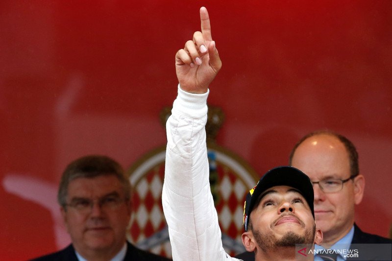 Pebalap tim Mercedes Lewis Hamilton melakukan selebrasi setelah menjuarai Grand Prix Monako (29/5/2016) Reuters/Eric Gaillard (REUTERS/Eric Gaillard)
