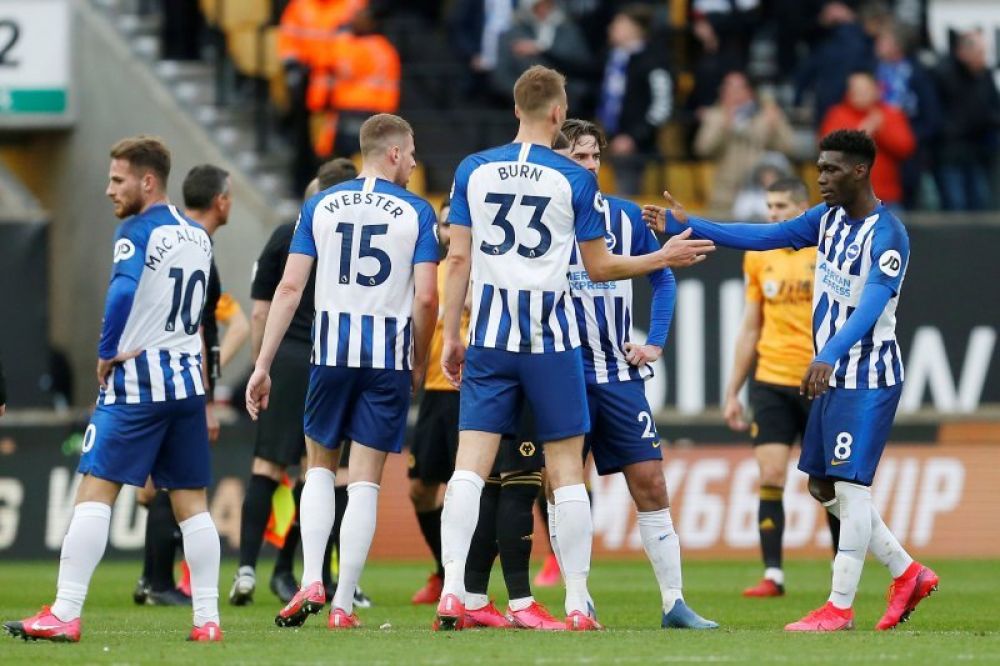 Pemain Brighton & Hove Albion Dan Burn dan Bissouma berjabat tangan seusai pertandingan Liga Premier melawan Wolverhampton Wanderers di Stadion Molineux, Wolverhampton, Inggris, pada 7 Maret 2020. (Reuters/CRAIG BROUGH)

