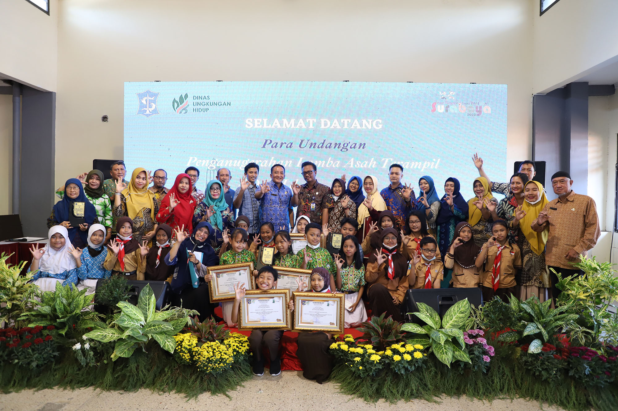 Pemkot Surabaya melalui Dinas Lingkungan Hidup (DLH) Kota Surabaya menggelar Kompetisi Asah Terampil tingkat SD/MI dan SMP/MTs se-Kota Surabaya. Para peserta beradu inovasi dan kreasi dalam menciptakan karya yang berkaitan dengan lingkungan hidup.