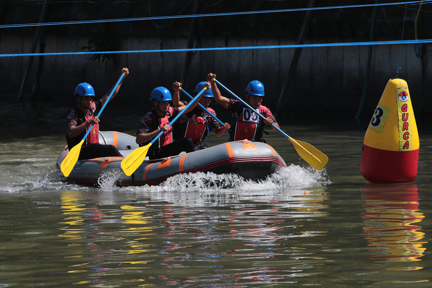 Kejuaraan dayung perahu karet merupakan salah satu rangkaian dalam rangka menyemarakkan Hari Jadi Kota Surabaya (HJKS) ke-730 di Sungai Kalimas, Taman Prestasi, Jumat (26/5/2023)