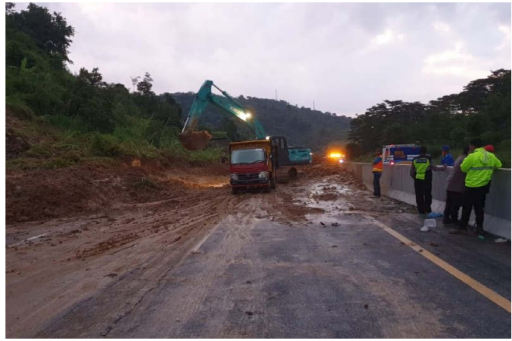 Petugas membersihkan jalan di ruas KM 426 Tol Semarang-Solo yang tertimbun longsor, Minggu. ANTARA/HO-BPBD Kabupaten Semarang