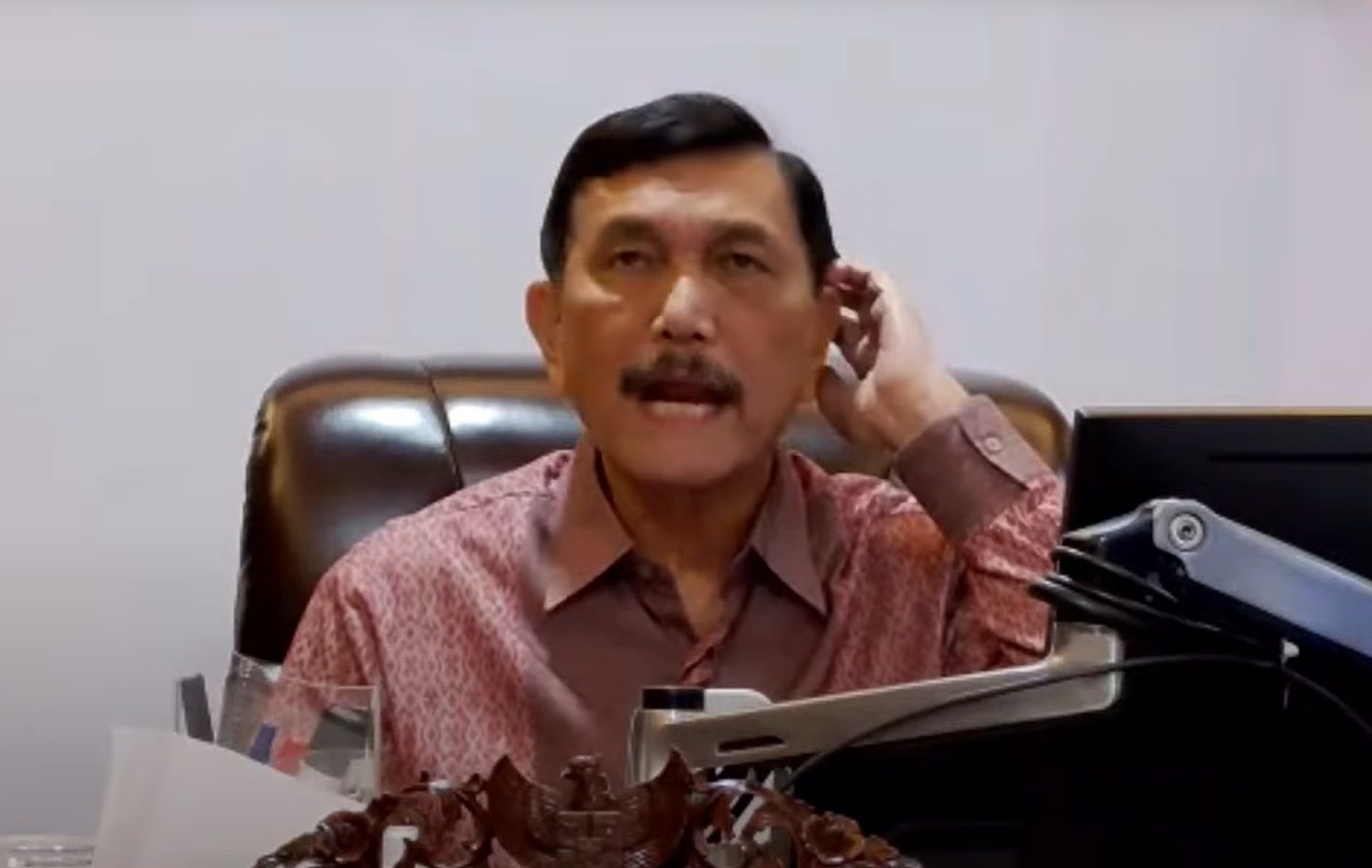 Menteri Koordinator Bidang Kemaritiman dan Investasi sekaligus Koordinator PPKM Jawa-Bali Luhut Binsar Pandjaitan dalam jumpa pers hasil rapat terbatas evaluasi Pemberlakuan Pembatasan Kegiatan Masyarakat (PPKM) yang dipantau secara daring dari Jakarta, S