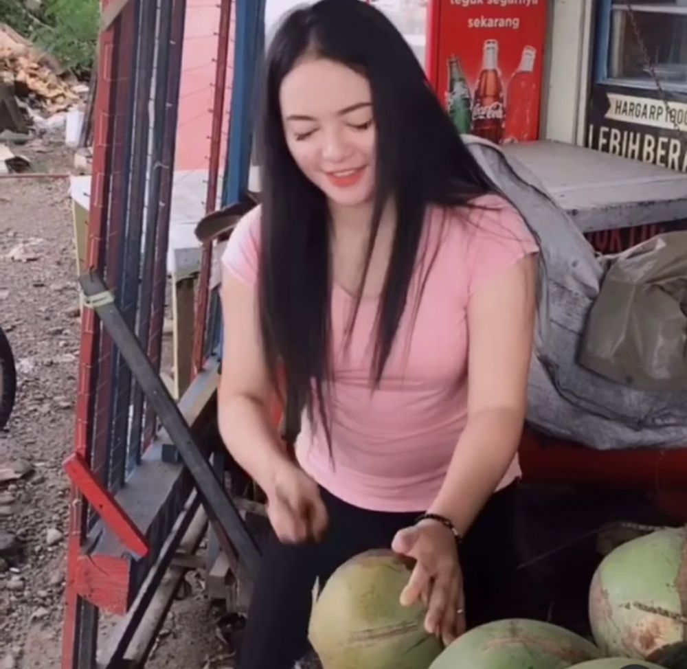 Mahasiswi Cantik Penjual Kelapa Muda Mendadak Viral