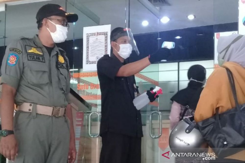 Ilustrasi-Petugas mal mengecek suhu tubuh para pengunjung. Para pengusaha sambut baik penerapan Normal Baru, salah satunya dengan pengecekan suhu tubuh dan jaga jarak. (FOTO: HMP/Aris Wasita) 