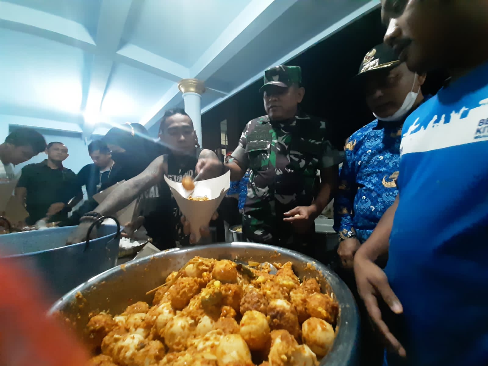 Bupati Malang Pantau Dapur Umum Korban Banjir Desa Sitiarjo