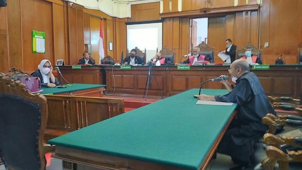 Suasana sidang terdakwa Dwi Meliadani alias Mami Lia di PN Surabaya, Selasa (14/4).