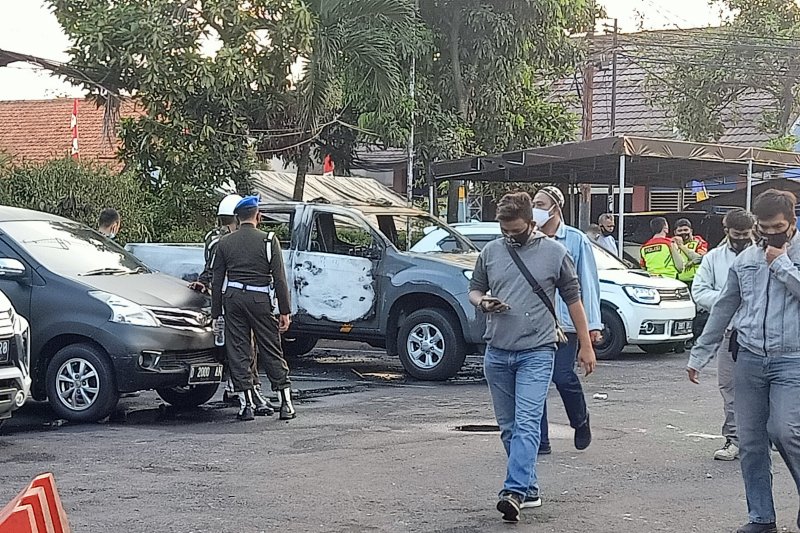 Personel TNI Polri mengawal keamanan di Mapolsek Ciracas, Jalan Raya Bogor, Jakarta Timur, Sabtu (29/8/2020), usai insiden penyerangan oleh sekelompok orang yang tidak dikenal. (ANTARA/Andi Firdaus).

