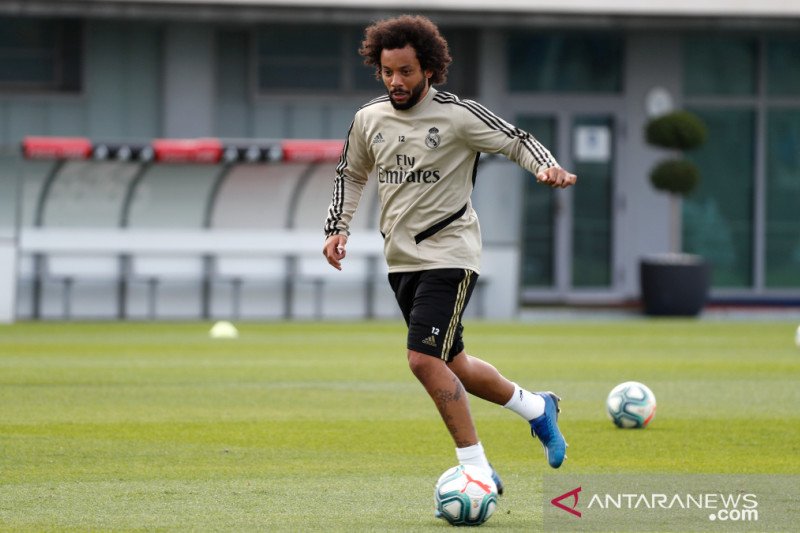 Pemain Real Madrid Marcelo menjalankan latihan di fasilitas klub di Valdebebas, Madrid, Senin (11/5/2020). (twitter.com/realmadrid)