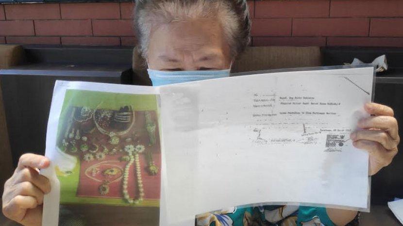 Mariani Tanubrata menunjukkan foto berlian miliknya.
