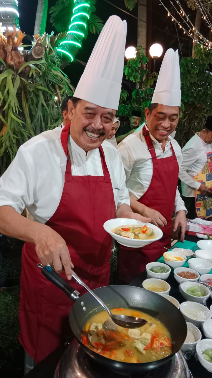 Kepala OPD, Kepala Biro, serta dirut BUMD di lingkungan Pemerintah Provinsi Jawa Timur mengikuti Qiyamul Lail dan Lomba Masak Bandeng di penghujung malam 29 bulan suci Ramadhan, Rabu (20/4/2023) pagi dini hari.