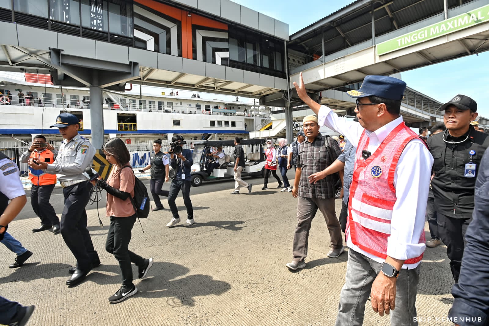 Menteri Perhubungan Budi Karya Sumadi saat memantau situasi pergerakan arus balik angkutan penyeberangan rute Merak Bakauheni 