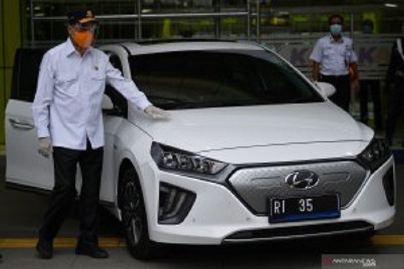 Menteri Perhubungan Budi Karya Sumadi menunjukkan mobil listrik saat diluncurkan sebagai kendaraan dinas Kementerian Perhubungan di Stasiun Gambir, Jakarta, Rabu (16/12/2020). ANTARA FOTO/Sigid Kurniawan/wsj.

