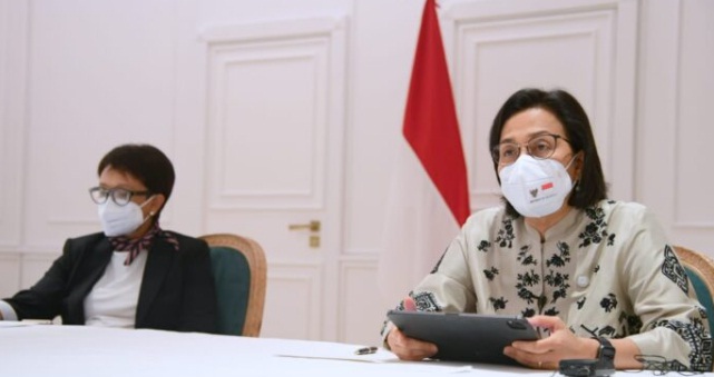 Menteri Keuangan Sri Mulyani memberikan keterangannya di Hotel Splendide Royal, Roma, Italia, pada Sabtu, 30 Oktober 2021, seusai mendampingi Presiden Joko Widodo dalam KTT G20 di La Nuvola. Foto: BPMI Setpres