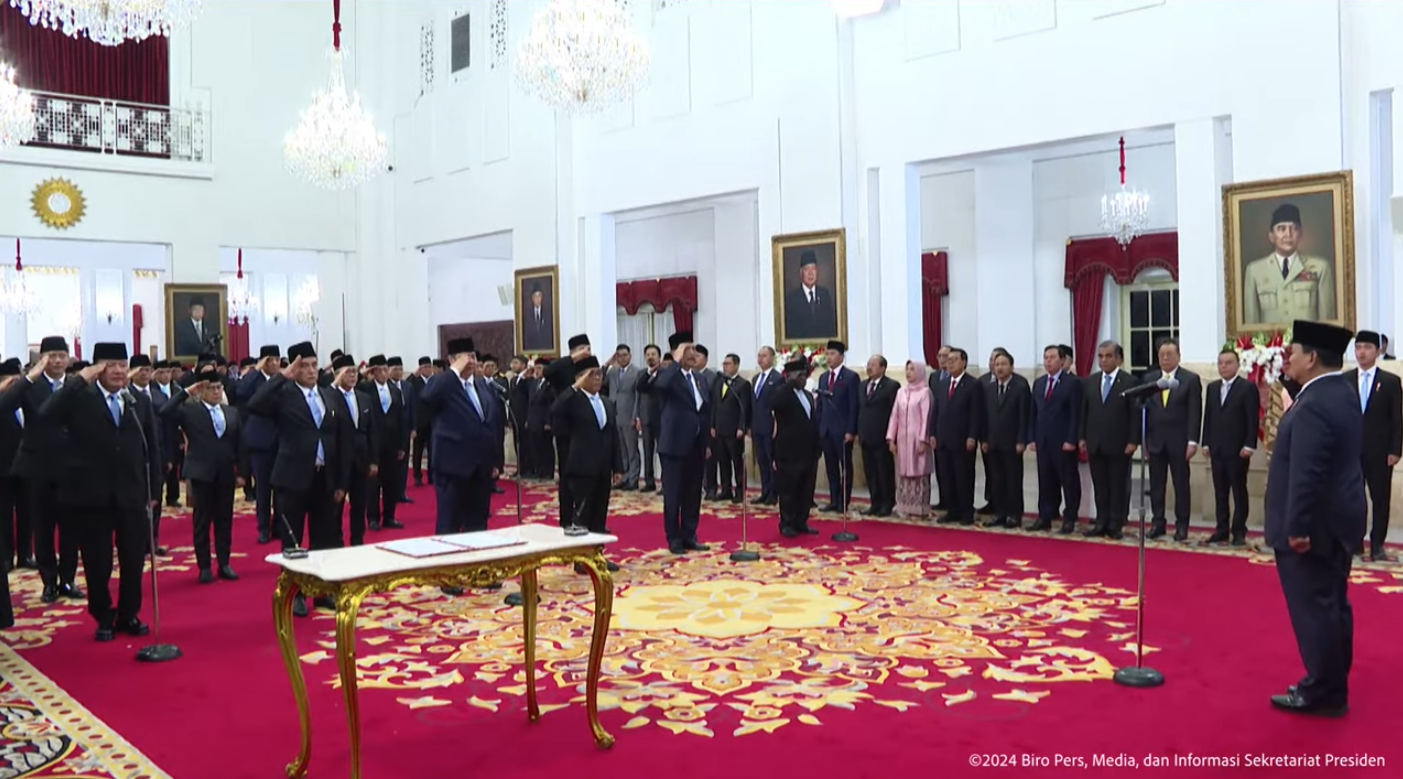Presiden Prabowo Subianto didampingi Wakil Presiden Gibran Rakabuming Raka melantik Menteri Kabinet Merah Putih masa jabatan 2024-2029, di Istana Negara, Jakarta, Senin (21/10/2024) pagi. (Foto: Tangkapan YouTube BPMI Setpres)


