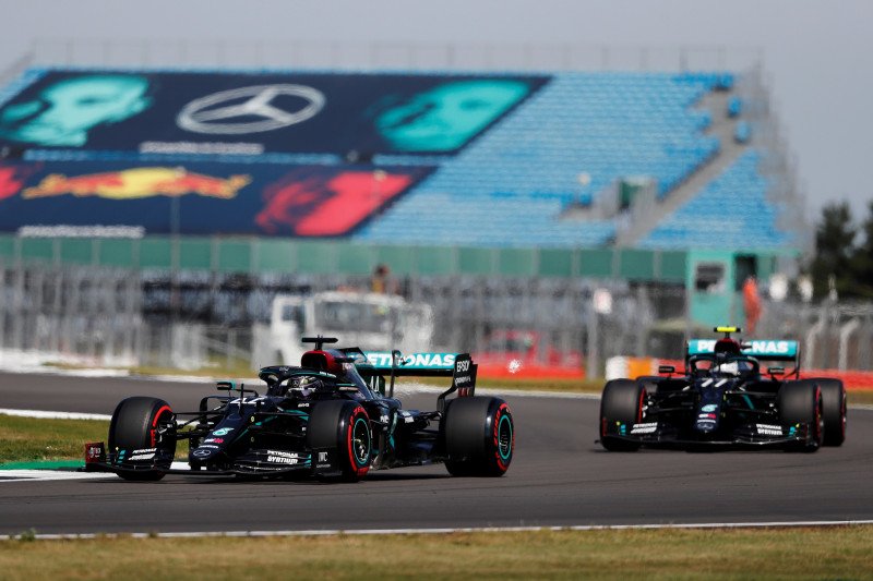 Pebalap Mercedes Lewis Hamilton dan Valtteri Bottas menjalani sesi latihan bebas Grand Prix 70th Anniversary di Sirkuit Silverstone, Inggris, Sabtu (8/8/2020) Frank Augstein/Pool via Reuters


