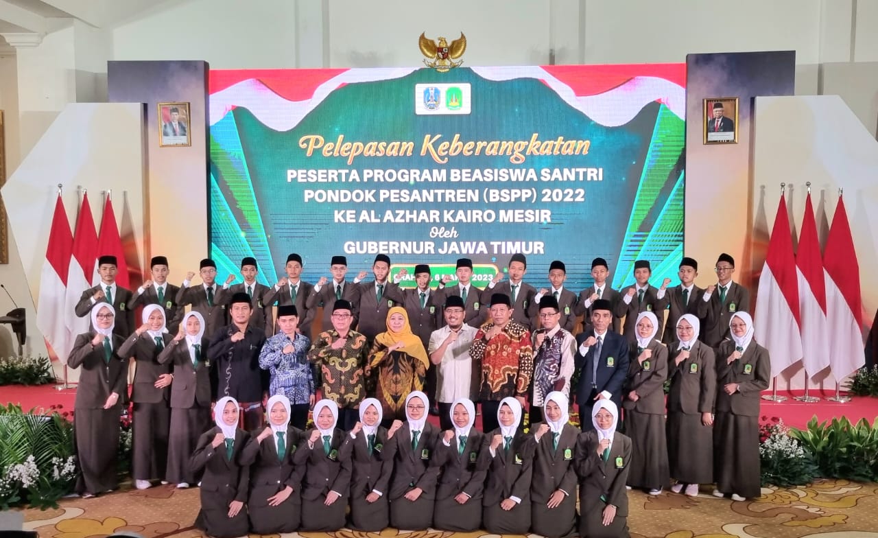 Gubernur Khofifah saat acara pelepasan keberangkatan peserta program beasiswa santri pondok pesantren (BSPP) di Gedung Negara Grahadi, Senin (6/3) siang.