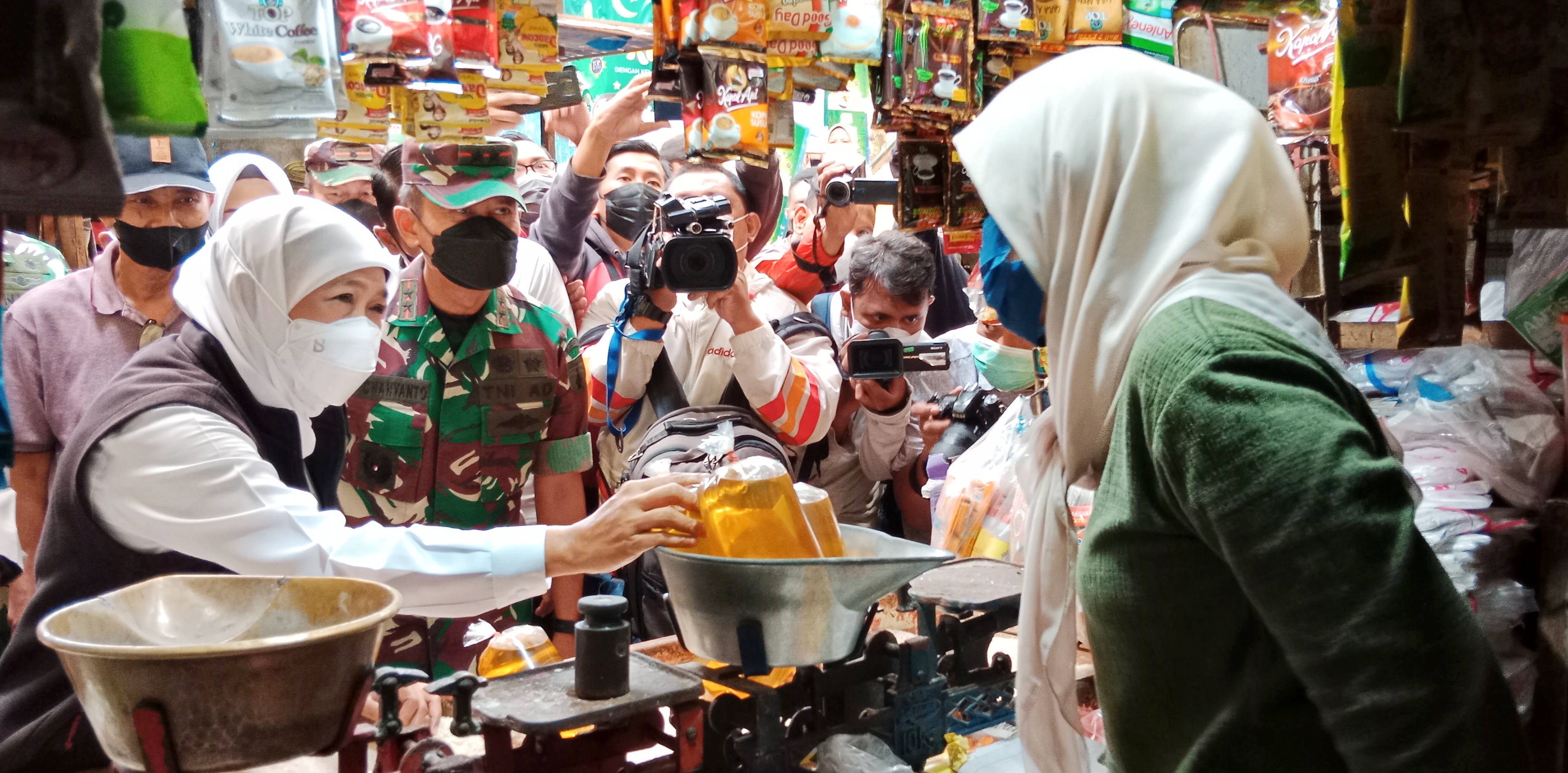 Gubernur Jawa Timur Khofifah Indar Parawansa beserta Kapolda Jawa Timur Irjen Pol Nico Afinta dan Pangdam V Brawijaya  Mayjen TNI Nurchahyanto mengunjungi Pasar Soponyono, Rungkut, Surabaya untuk memastikan stok minyak goreng dan memantau harga eceran ter