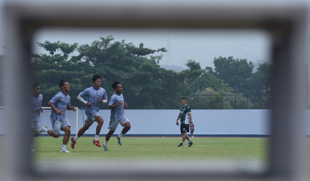 Pelatih fisik PERSIB, Miro Petric mengawasi sesi latihan di SPOrT Jabar, Arcamanik, Kota Bandung, Kamis, 14 November 2024. (PERSIB.co.id/Sutanto Nurhadi Permana)