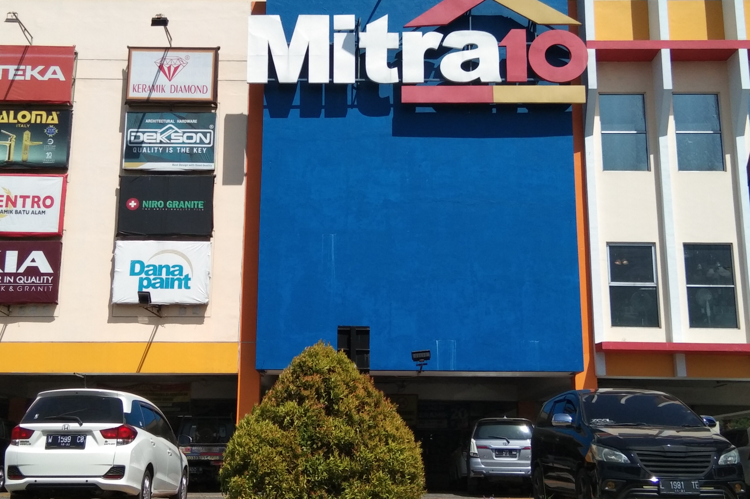 Ritel bangunan Mitra10 di Jalan Raya Menganti Babatan, Kecamatan Wiyung, Kota Surabaya.