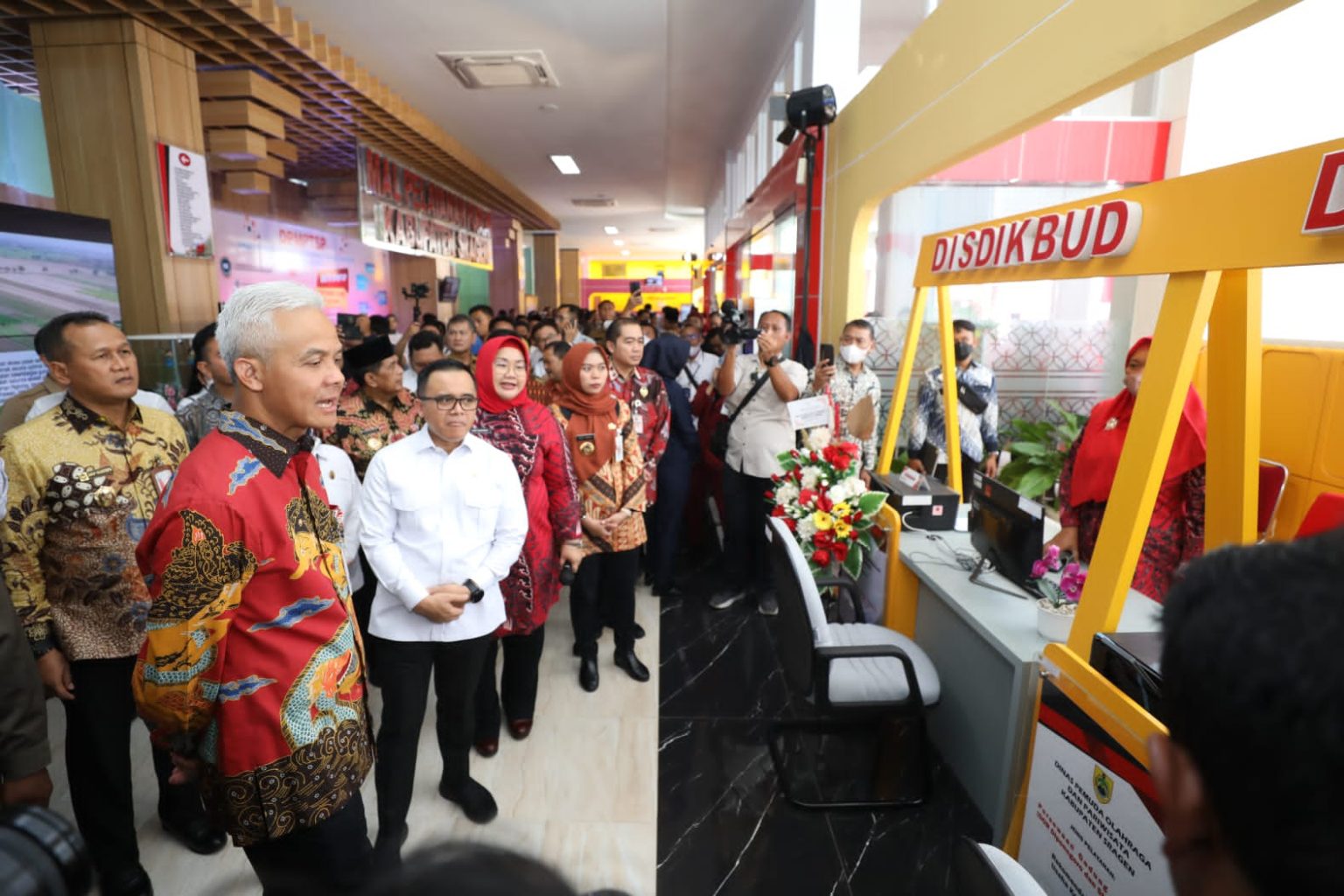 Gubernur Ganjar, saat mendampingi Menteri Pendayagunaan Aparat Negara dan Reformasi Birokrasi (Menpan RB) Abdullah Azwar Anas meresmikan tujuh MPP baru di Jateng secara serentak di Sragen, Senin (20/2/2023). 